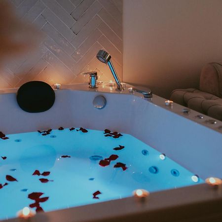 Luxury Jacuzzi Apartment モスタル エクステリア 写真