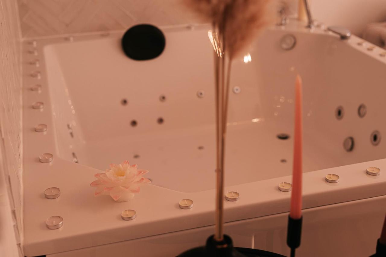 Luxury Jacuzzi Apartment モスタル エクステリア 写真