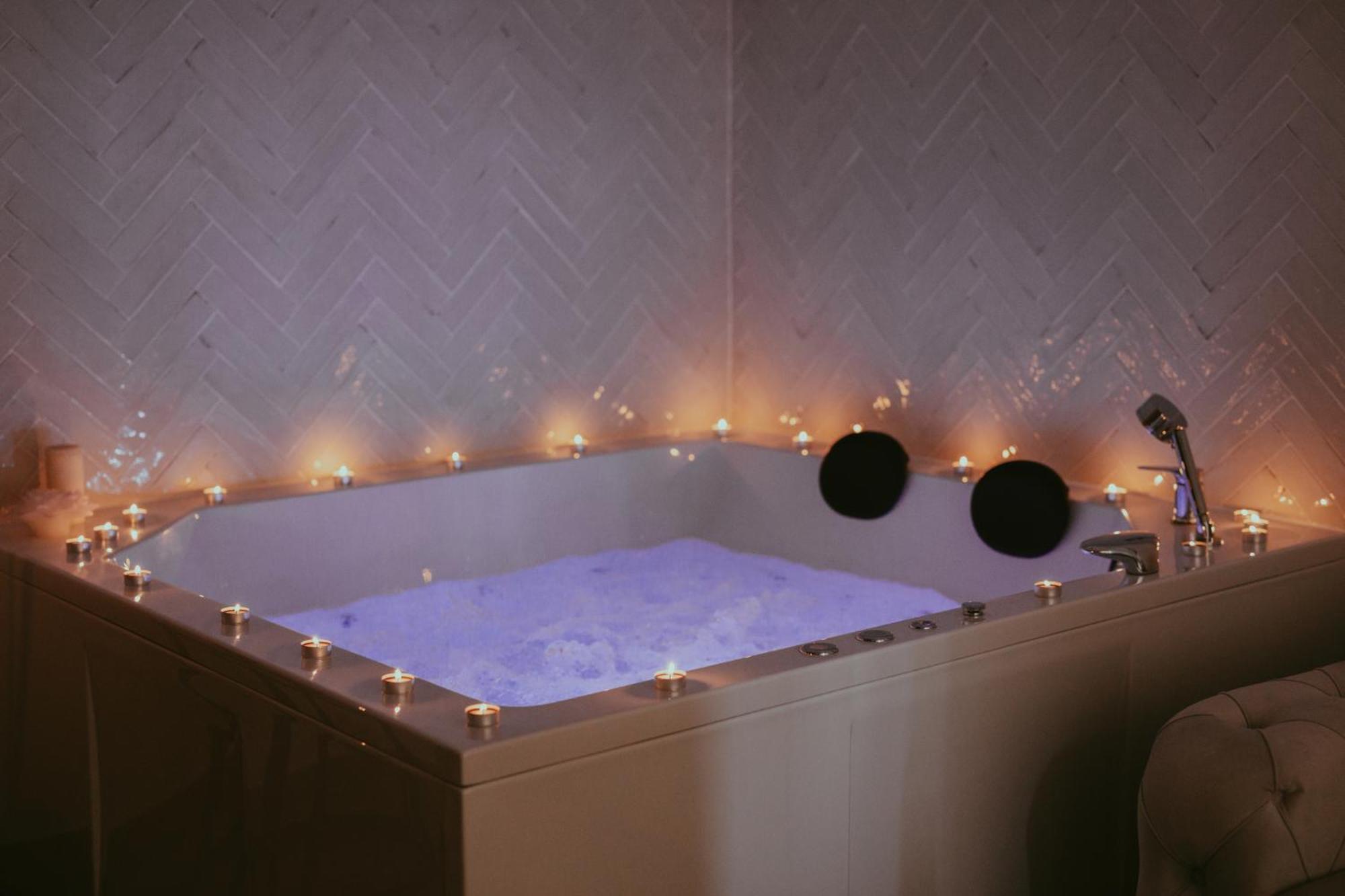 Luxury Jacuzzi Apartment モスタル エクステリア 写真