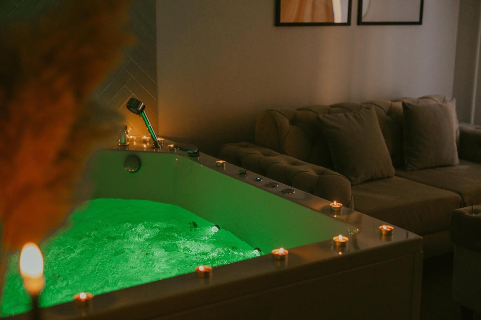 Luxury Jacuzzi Apartment モスタル エクステリア 写真